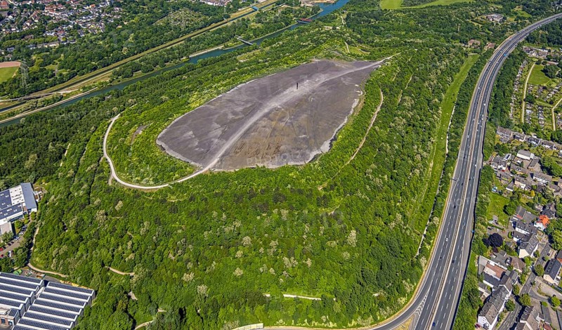 Aerial view, Schurenbach slag heap, Bramme sculpture for the Ruhr region by the artist Richard Serra, Forms and colours, Altenessen-Nord, Essen, Ruhr region, North Rhine-Westphalia, Germany