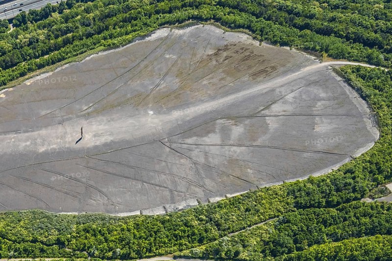 Aerial view, Schurenbach slag heap, Bramme sculpture for the Ruhr region by the artist Richard Serra, Forms and colours, Altenessen-Nord, Essen, Ruhr region, North Rhine-Westphalia, Germany