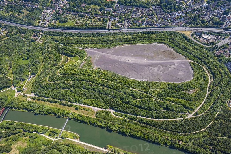 Aerial view, Schurenbach slag heap, Bramme sculpture for the Ruhr region by the artist Richard Serra, Forms and colours, Altenessen-Nord, Essen, Ruhr region, North Rhine-Westphalia, Germany