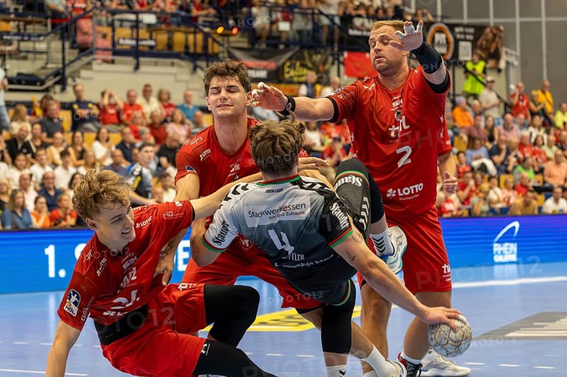 2nd HBL (German Handball League), 2025/26 season, matchday 1: Eulen Ludwigshafen against TUSEM Essen***Picture: The Ludwigshafen defence makes a determined tackle