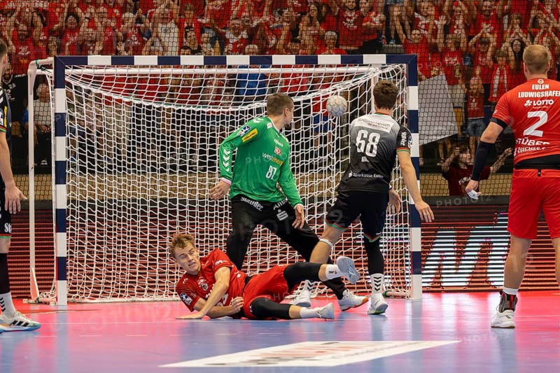 2nd HBL (German Handball League), Season 2025/26, Matchday 1: Eulen Ludwigshafen against TUSEM Essen***Picture: Great overhead goal by Theo Straub (24, Ludwigshafen)