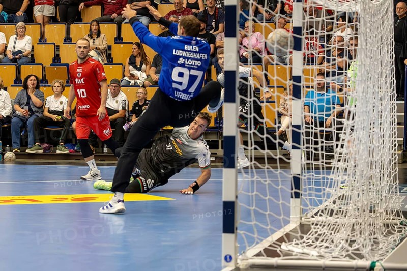 2nd HBL (German Handball League), Season 2025/26, Matchday 1: Eulen Ludwigshafen against TUSEM Essen***Picture: Tor tor by Max Neuhaus (37, Essen)