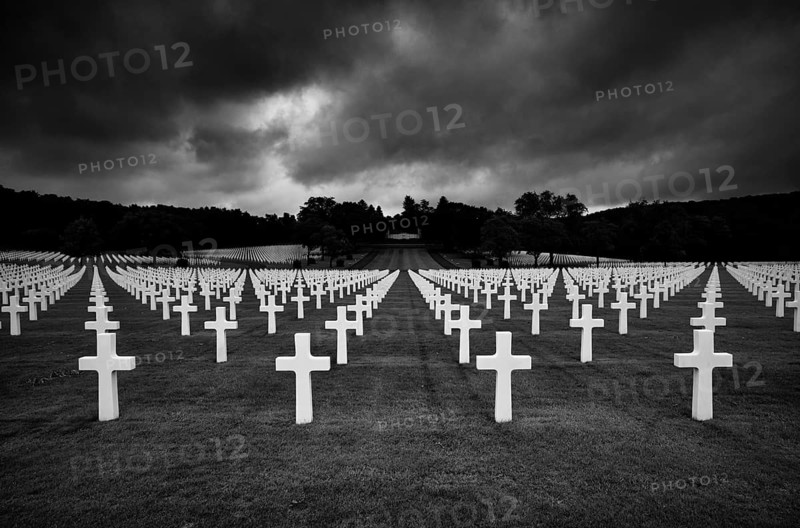 Gravestones, war graves, military graves, US-American military cemetery, Cimetière militaire américain de Saint-Avold, English Lorraine American Cemetery and Memorial, Saint-Avold, black and white, dramatic clouds, Moselle, France