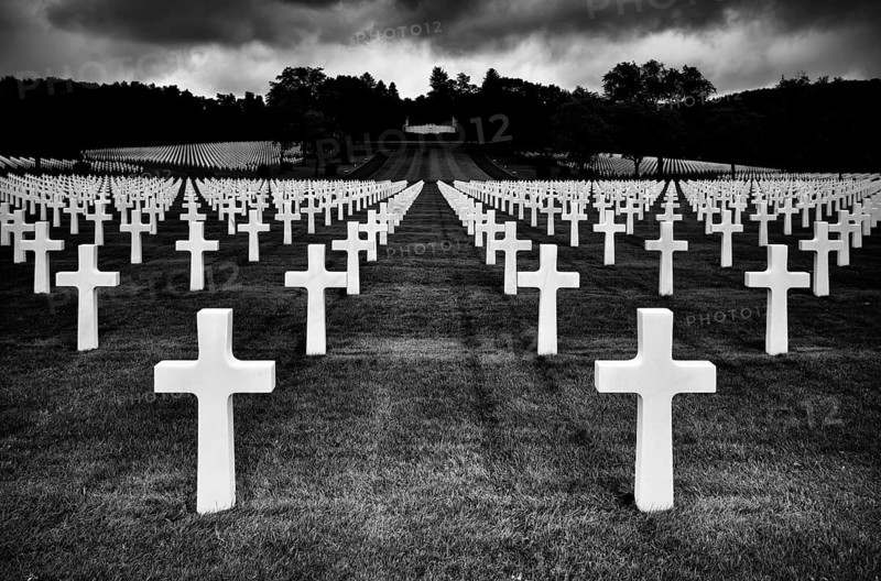 Gravestones, war graves, military graves, US-American military cemetery, Cimetière militaire américain de Saint-Avold, English Lorraine American Cemetery and Memorial, Saint-Avold, black and white, dramatic clouds, Moselle, France