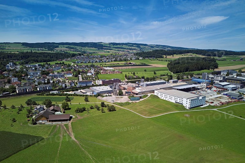 View of the village with the catholic parish church Mariä Geburt, on the right the industrial area, behind the Lindenberg, Sins, Freiamt, Canton, Aargau, Switzerland