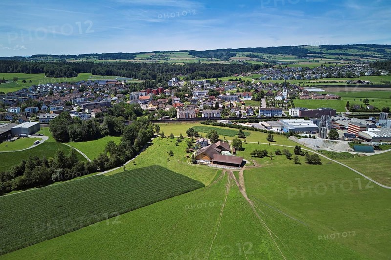 View of the village with the catholic parish church Mariä Geburt, on the right the industrial area, behind the Lindenberg, Sins, Freiamt, Canton, Aargau, Switzerland