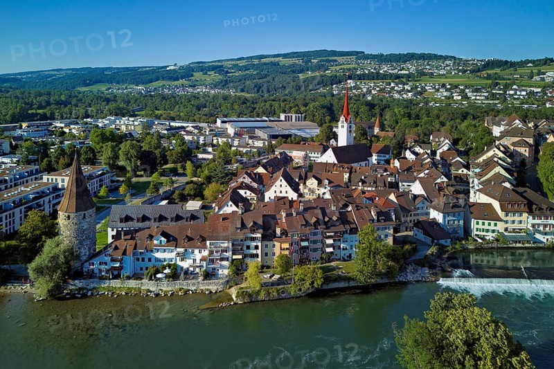 Old town with the Catholic Church of St Nicholas and the witches' tower, in the foreground the weir and the river Reuss, Bremgarten, Freiamt, Canton, Aargau, Switzerland