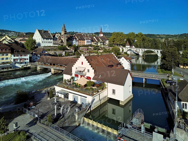 Old town with the tower of the Muri- Amthof, in the foreground the weir and the museum Reusskraftwerk Bruggmühle on the river Reuss, Bremgarten, Freiamt, Canton, Aargau, Switzerland