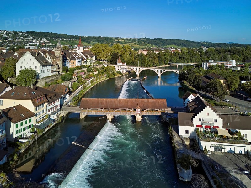 Old town with the tower of the Muri- Amthof, in the foreground the weir and the old wooden bridge crossing the river Reuss, on the right the museum Reusskraftwerk Bruggmühle, Bremgarten, Freiamt, Canton, Aargau, Switzerland