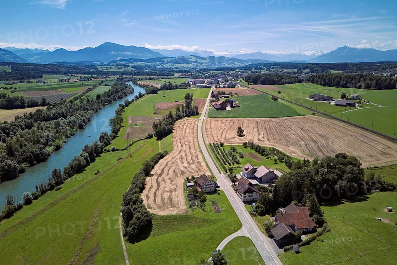 Main road leads through the hamlet of Reussegg, on the left the river Reuss, behind the Pilatus and the Rigi, Sins, Freiamt, Canton, Aargau, Switzerland