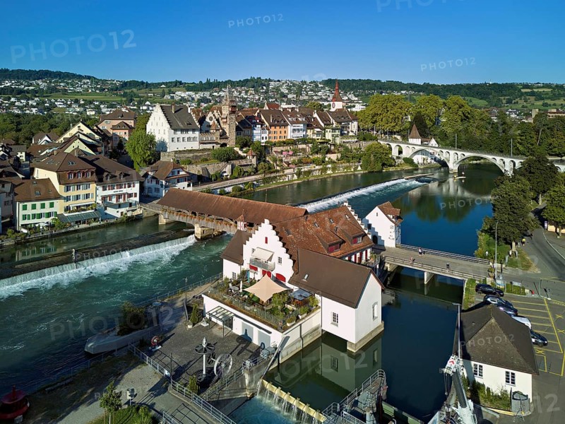 Old town with the tower of the Muri- Amthof, in the foreground the weir and the museum Reusskraftwerk Bruggmühle on the river Reuss, Bremgarten, Freiamt, Canton, Aargau, Switzerland