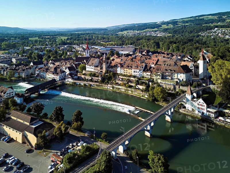 Old town with the Catholic Church of St. Nicholas and the tower of the Muri- Amthof, in the foreground the upper weir and the railway bridge over the river Reuss, Bremgarten, Freiamt, Canton, Aargau, Switzerland