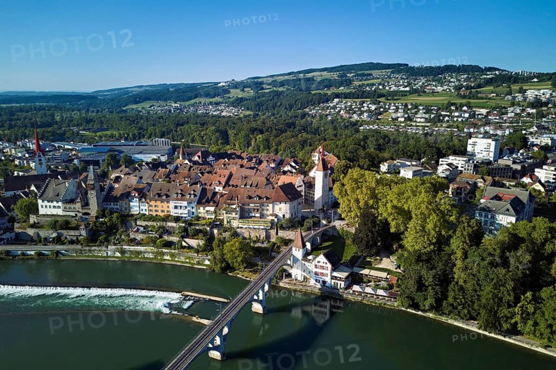 Old town with the Catholic Church of St. Nicholas and the tower of the Muri- Amthof, in the foreground the upper weir and the railway bridge over the river Reuss, Bremgarten, Freiamt, Canton, Aargau, Switzerland