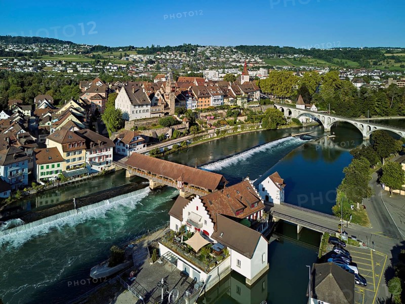 Old town with the tower of the Muri- Amthof, in the foreground the weir and the museum Reusskraftwerk Bruggmühle on the river Reuss, Bremgarten, Freiamt, Canton, Aargau, Switzerland