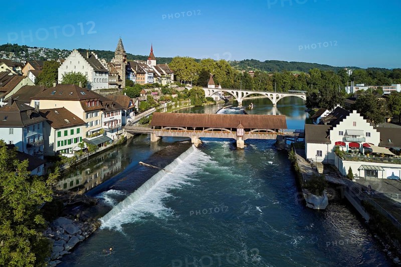 Old town with the tower of the Muri- Amthof, in the foreground the weir and the old wooden bridge crossing the river Reuss, on the right the museum Reusskraftwerk Bruggmühle, Bremgarten, Freiamt, Canton, Aargau, Switzerland