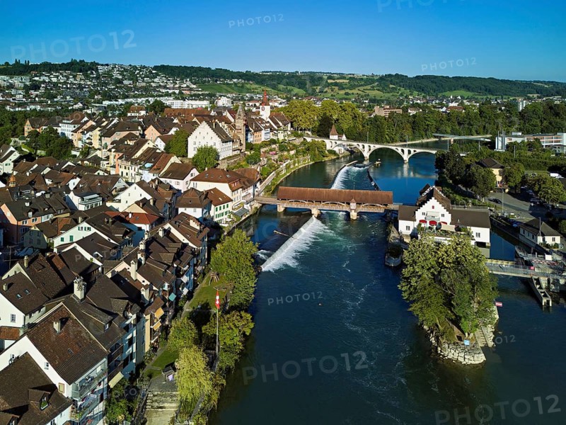 Old town with the tower of the Muri- Amthof, in the centre the weir and the old wooden bridge crossing the river Reuss, on the right the museum Reusskraftwerk Bruggmühle, Bremgarten, Freiamt, Canton, Aargau, Switzerland