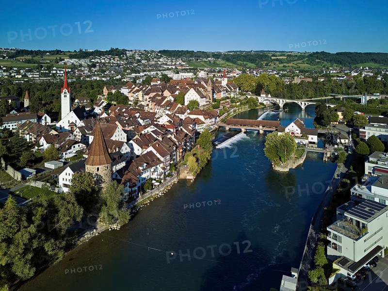 Old town with the Catholic Church of St. Nicholas, the tower of the Muri- Amthof and the witches' tower, on the right the Museum Reusskraftwerk Bruggmühle and the old wooden bridge over the river Reuss, Bremgarten, Freiamt, Canton, Aargau, Switzerland