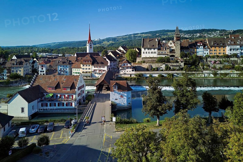 Old town with the Catholic Church of St Nicholas and the tower of the Muri- Amthof, in the foreground the upper weir and the old wooden bridge over the river Reuss, Bremgarten, Freiamt, Canton, Aargau, Switzerland
