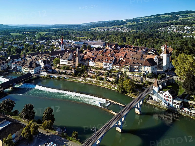 Old town with the Catholic Church of St. Nicholas and the tower of the Muri- Amthof, in the foreground the upper weir and the railway bridge over the river Reuss, Bremgarten, Freiamt, Canton, Aargau, Switzerland