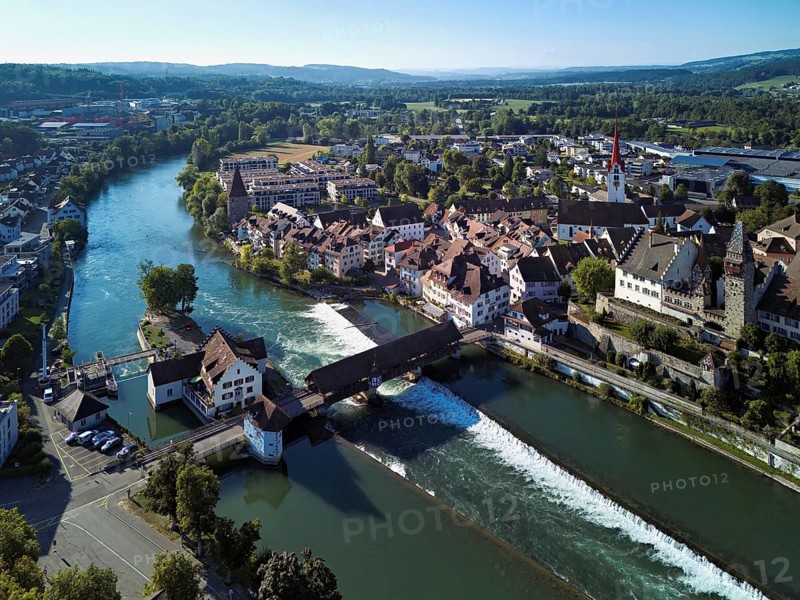 Old town with the Catholic Church of St Nicholas and the tower of the Muri- Amthof, in the foreground the upper weir and the old wooden bridge over the river Reuss, Bremgarten, Freiamt, Canton, Aargau, Switzerland
