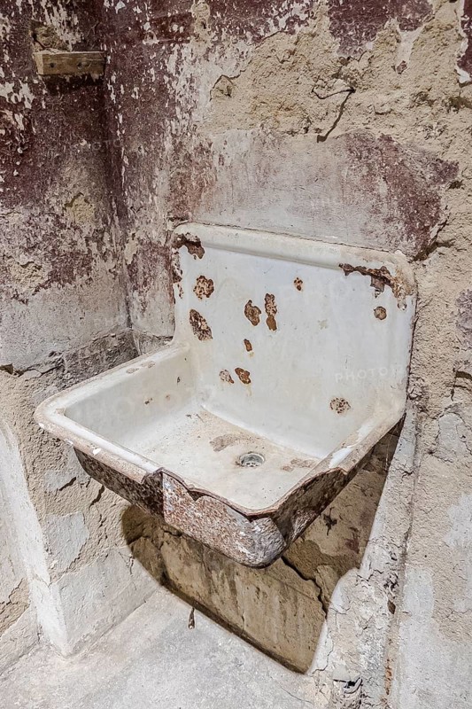 Old dilapidated washbasin in the Ohrbeck labour education camp, Hasbergen, Lower Saxony, Germany