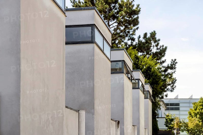 Weissenhof Estate on the Killesberg in Stuttgart. House 5, 9 by architect Jacobus Johannes Pieter Oud. The Werkbund Estate was built in 1927 by the Deutscher Werkbund under the direction of Ludwig Mies van der Rohe by leading representatives of Neues Bauen, partly using experimental materials. Stuttgart, Baden-Württemberg, Germany