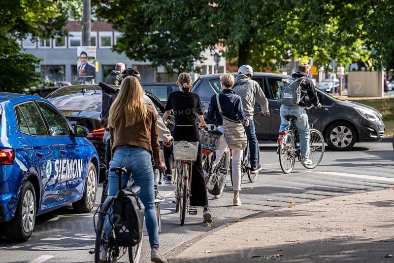 Cycle traffic in Münster, at the intersection of the Ringpromenade, Ludgeristraße to the old town and the Ludgerikreisel roundabout, 2-lane roundabout with over 30, 000 vehicles and over 12, 000 cyclists a day, accident blackspot, cyclists wait for a gap in the traffic to join the roundabout, Münster, North Rhine-Westphalia, Germany