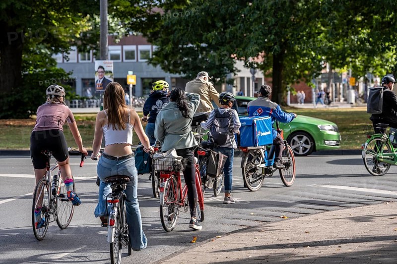 Cycle traffic in Münster, at the intersection of the Ringpromenade, Ludgeristraße to the old town and the Ludgerikreisel roundabout, 2-lane roundabout with over 30, 000 vehicles and over 12, 000 cyclists a day, accident blackspot, cyclists wait for a gap in the traffic to join the roundabout, Münster, North Rhine-Westphalia, Germany