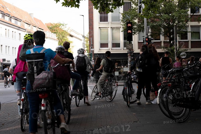 Cycle traffic in Münster, cycle path on Wolbecker Straße, bicycle traffic lights, red light, cyclists waiting, city centre of Münster, heavy bicycle traffic, North Rhine-Westphalia, Germany