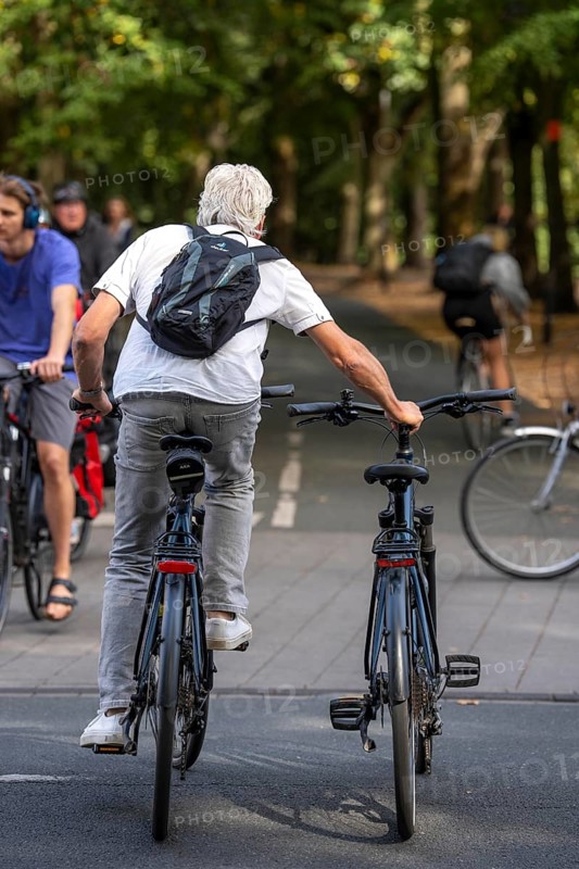 Cycle traffic in Münster, two-wheeler, Promenade cycle path, tree-lined, car-free, approximately 4.5 km long distributor ring around the city centre of Münster, dense cycle traffic, North Rhine-Westphalia, Germany