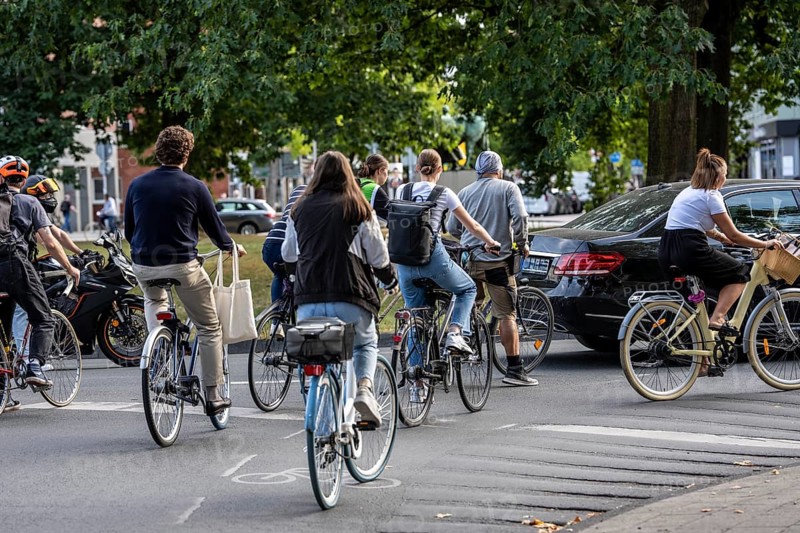 Cycle traffic in Münster, at the intersection of the Ringpromenade, Ludgeristraße to the old town and the Ludgerikreisel roundabout, 2-lane roundabout with over 30, 000 vehicles and over 12, 000 cyclists a day, accident blackspot, cyclists wait for a gap in the traffic to join the roundabout, Münster, North Rhine-Westphalia, Germany