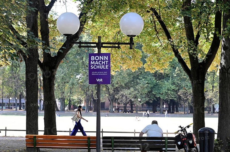 Posters for the North Rhine-Westphalia municipal election campaign in Bonn around the Hofgarten in the university district. Poster by Volt with the inscription Bonn macht Schule