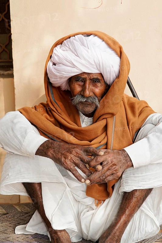 Kota, Rajasthan, North India, Asia, An elderly man in traditional clothes with a turban sits thoughtfully, India