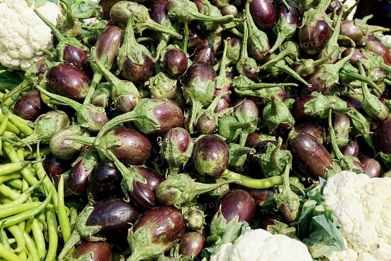 Kota, Rajasthan, North India, Asia, Fresh aubergines with green beans and some cauliflower on a market stall, India