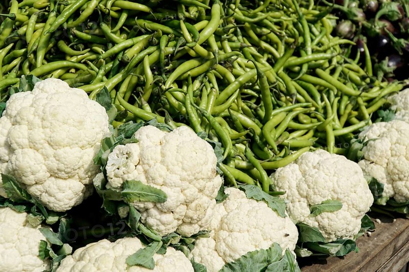 Kota, Rajasthan, North India, Asia, Fresh vegetables with cauliflower and green beans on a market stall, India