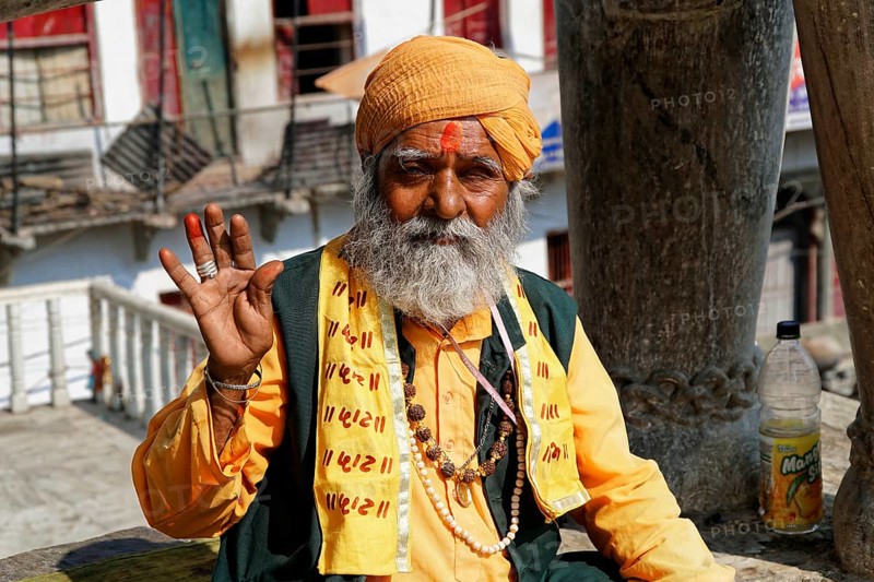 Udaipur, Rajasthan, North India, Asia, An elderly man sits relaxed, wearing a turban and traditional clothing