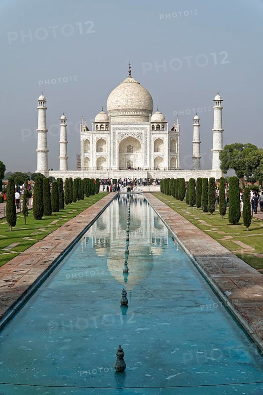 Taj Mahal Tomb, UNESCO World Heritage Site, Agra, Uttar Pradesh, India, Asia, Famous mausoleum by the river, Beautiful view of the Taj Mahal with reflecting pool in the garden, Rajasthan, North India, The Taj Mahal shines with its marble dome and symmetrical garden areas in the sunshine, Jodhpur