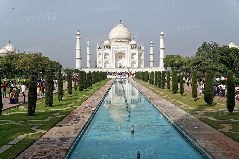 Taj Mahal Tomb, UNESCO World Heritage Site, Agra, Uttar Pradesh, India, Asia, Famous mausoleum by the river, Beautiful view of the Taj Mahal with reflecting pool in the garden, Rajasthan, North India, The Taj Mahal in front of symmetrically arranged pools and gardens, Jodhpur