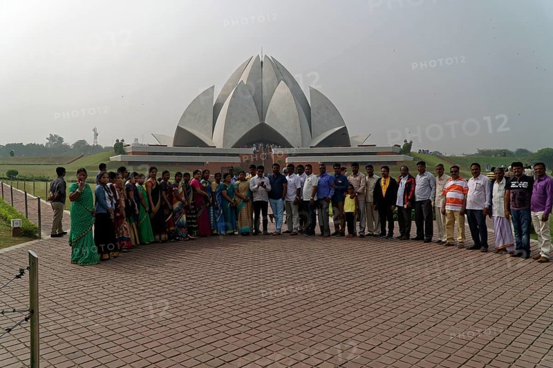 Agra, Jodhpur, Rajasthan, North India, Asia, Large group of people in front of the Lotus Temple on a cobbled square