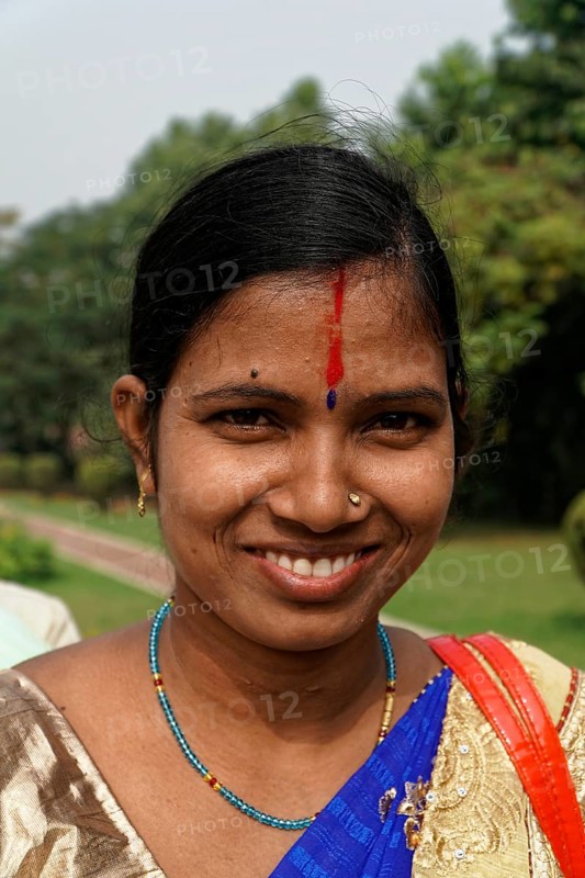 Agra, Jodhpur, Rajasthan, North India, Asia, Portrait of a smiling woman in traditional dress with a red bindi