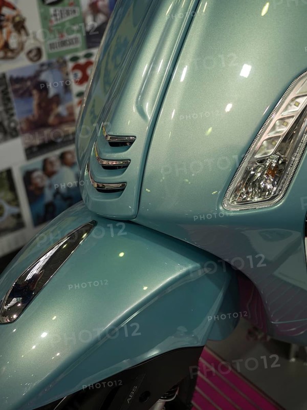 Front of a blue scooter in retro style with glossy paint and shiny chrome details, dortmund, deutchland