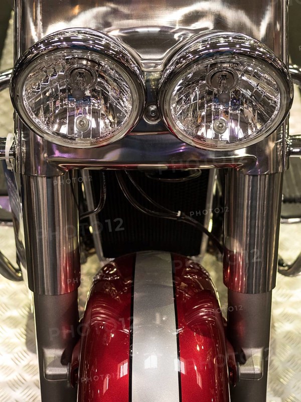 Front view of a motorbike with two round chrome headlights and a red accent colour, dortmund, deutchland