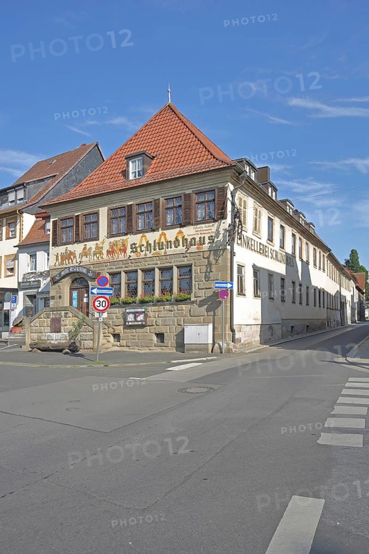 Historic Hotel and Restaurant Schlundhaus with mural painting, restaurant, market square, Bad Königshofen, Rhön, Lower Franconia, Franconia, Bavaria, Germany