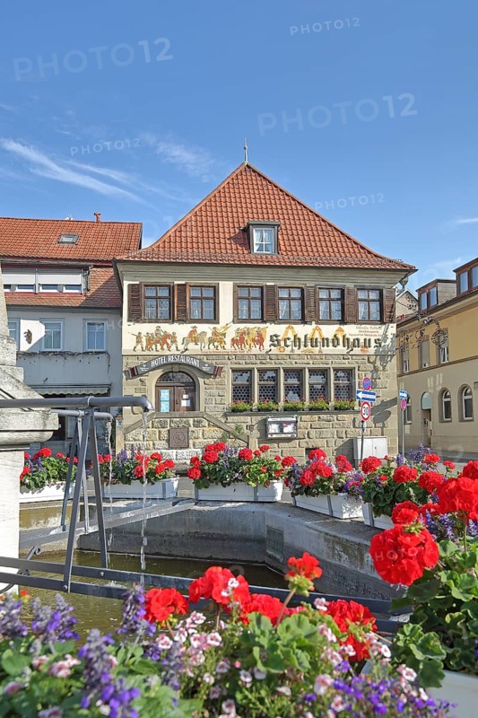Historic Hotel and Restaurant Schlundhaus, obelisk fountain, market fountain, flower decoration, obelisk fountain, market square, Bad Königshofen, Rhön, Lower Franconia, Franconia, Bavaria, Germany