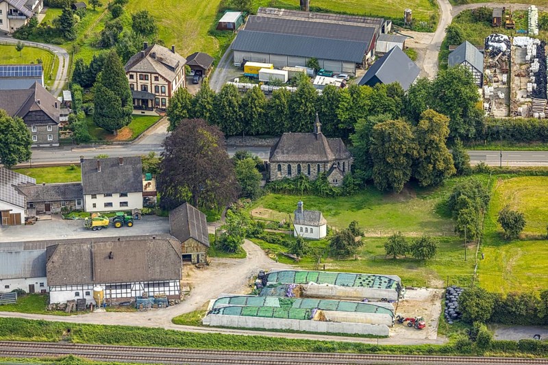 Aerial view, residential area Casparistraße and Im Ruhrbruch, railway line, small chapel and church St. Joseph Kapelle Uentrop, Uentrop, Arnsberg, Ruhr area, North Rhine-Westphalia, Germany, place of worship, DE, Europe, religious community, place of worship, holy place, church, parish, denomination, aerial view, aerial photography, aerial photography, religion, religious site, overview, bird's-eye view, overview