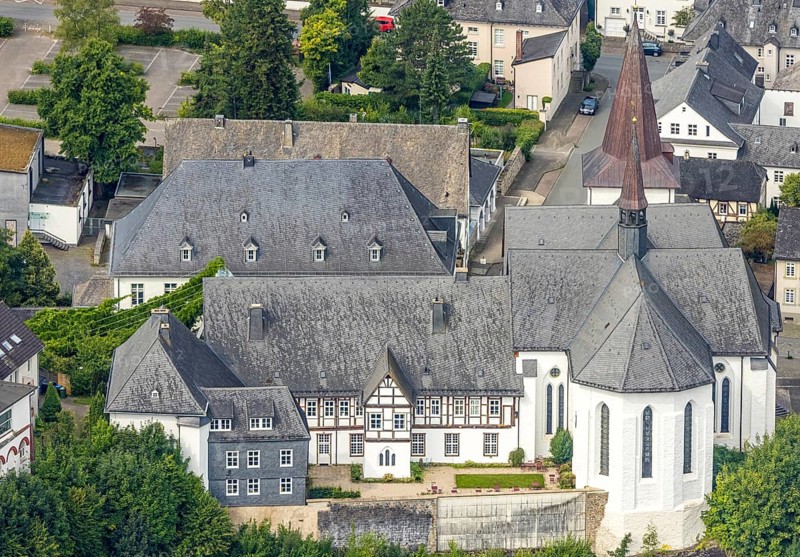 Aerial view, catholic provost church St. Laurentius, half-timbered house, Arnsberg, Ruhr area, North Rhine-Westphalia, Germany, place of worship, DE, Europe, religious community, place of worship, holy place, church, parish, denomination, aerial photograph, aerial photography, aerial photography, religion, religious site, overview, bird's-eye view, birds-eyes view, overview