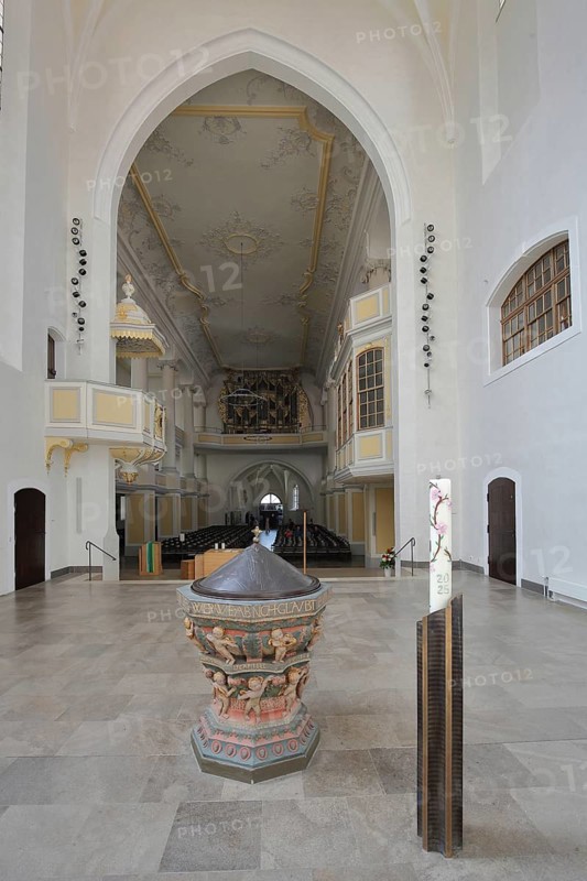 Historic baptismal font from 1539 decorations and chancel, interior view, arts and crafts, art, Morizkirche, church, Coburg, Upper Franconia, Franconia, Bavaria, Germany