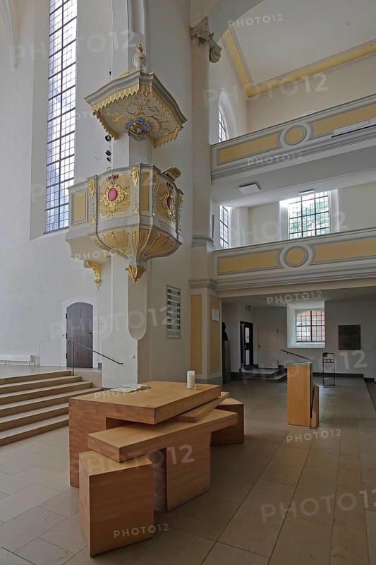 Altar and pulpit with pulpit bonnet, pulpit cover, sounding board, pulpit canopy, interior view, Morizkirche, church, Coburg, Upper Franconia, Franconia, Bavaria, Germany