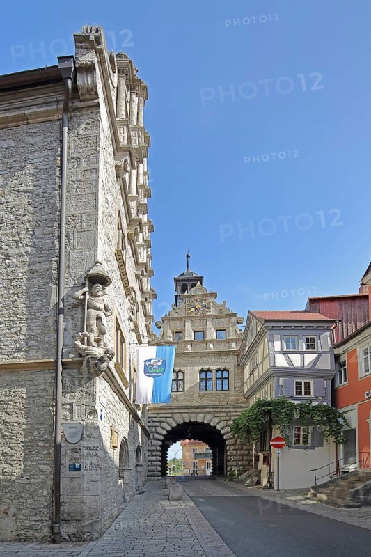 Renaissance town hall built in 1581 with statue of St George and Main Gate, town gate, town tower, Marktbreit, Lower Franconia, Franconia, Bavaria, Germany