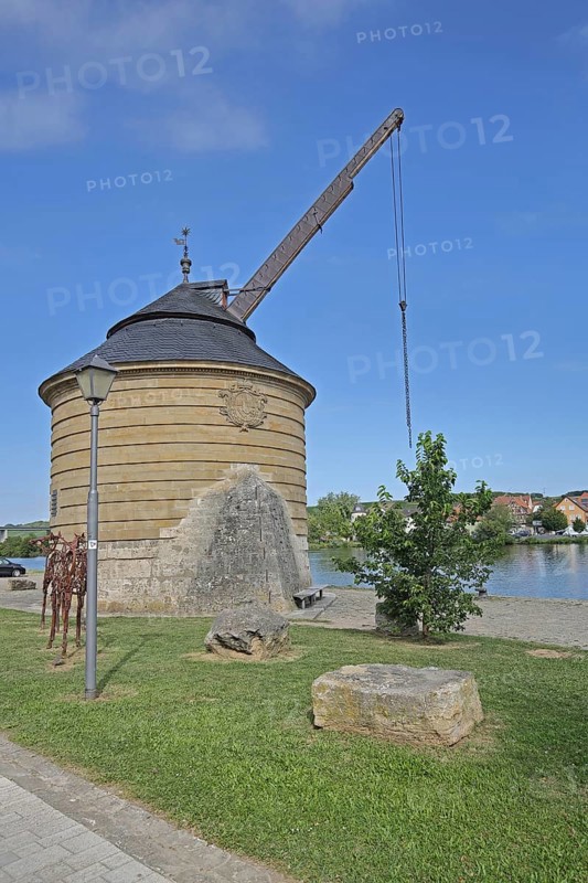 Historic old Main crane built in 1774, crane, Main riverbank, Main, Marktbreit, Lower Franconia, Franconia, Bavaria, Germany